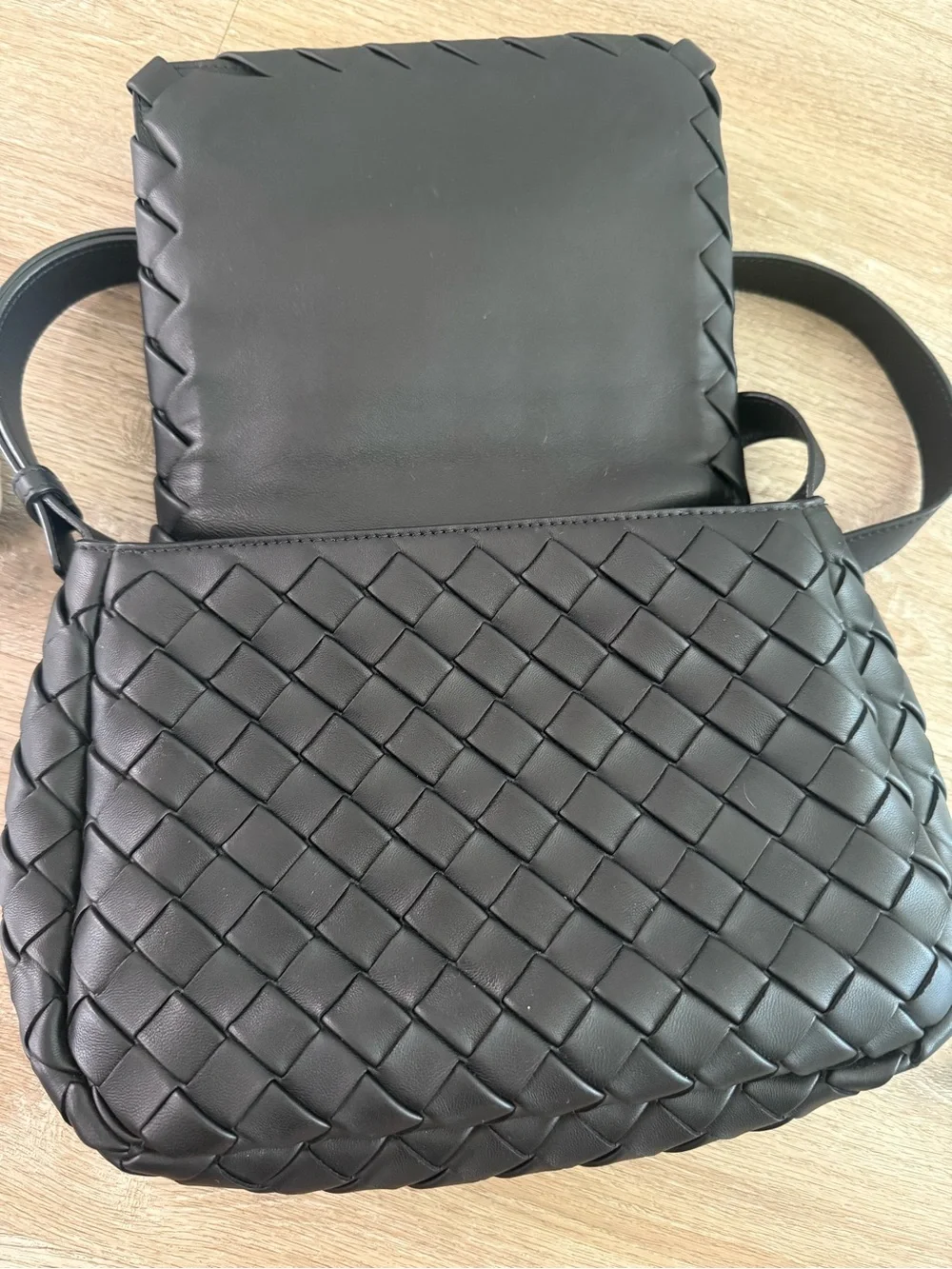 Bottega Veneta Black Intrecciato Woven Leather cobble messenger Bag
